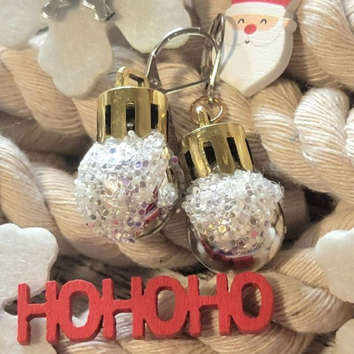 Pendientes de bolas de Navidad blancas, joyas navideñas festivas y atemporales, brillo de temporada, joyas navideñas elegantes, estilo glamuroso de invierno