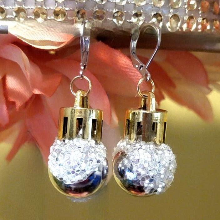 Pendientes de bolas de Navidad blancas, joyas navideñas festivas y atemporales, brillo de temporada, joyas navideñas elegantes, estilo glamuroso de invierno