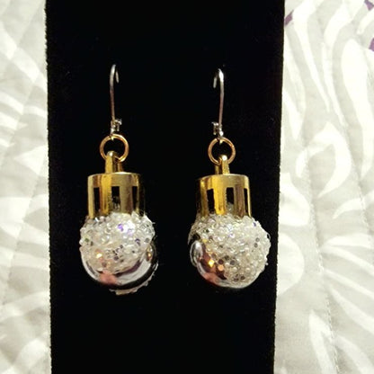 Pendientes de bolas de Navidad blancas, joyas navideñas festivas y atemporales, brillo de temporada, joyas navideñas elegantes, estilo glamuroso de invierno