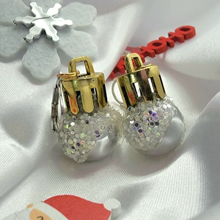 Boucles d’oreilles boule de Noël blanche, bijoux de vacances festifs et intemporels, éclat saisonnier, bijoux de Noël élégants, style glam d’hiver