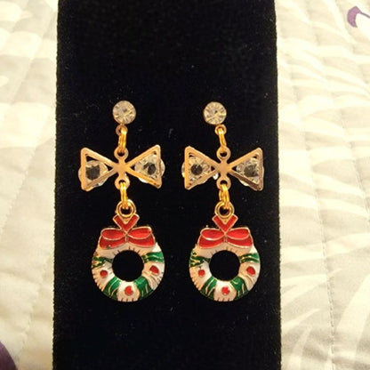 Boucles d’oreilles couronne de Noël blanche avec éclat, bijoux festifs de vacances éblouissants, mode Yuletide élégante, glamour d’hiver artisanal intemporel