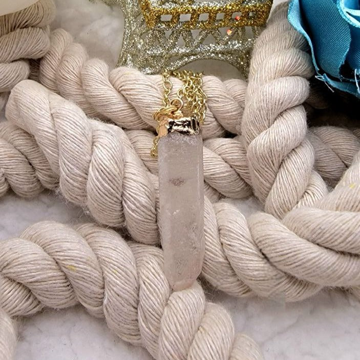 Pendentif Smokey White, collier en cristal élégant en forme de poignard, bijoux minimalistes pour un usage quotidien, accessoire discret pour la mode moderne