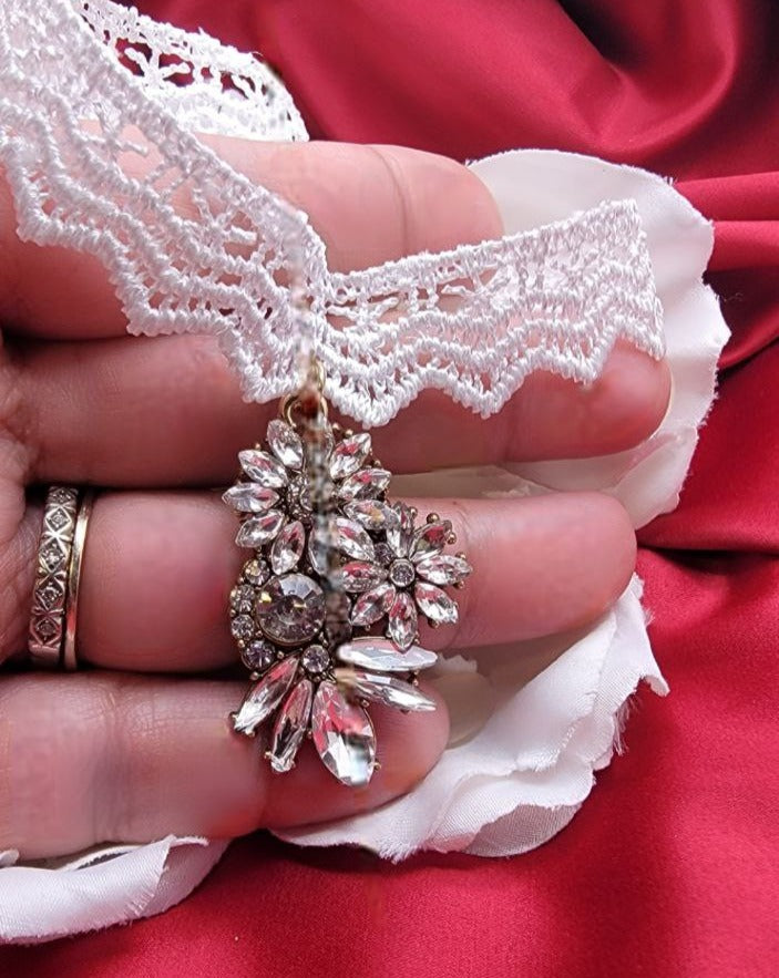 Gargantilla de encaje blanco grueso hecha a mano, accesorio colgante de pedrería floral, joyería elegante para ocasiones formales, versátil y llamativa