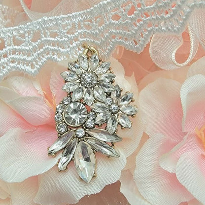 Gargantilla de encaje blanco grueso hecha a mano, accesorio colgante de pedrería floral, joyería elegante para ocasiones formales, versátil y llamativa