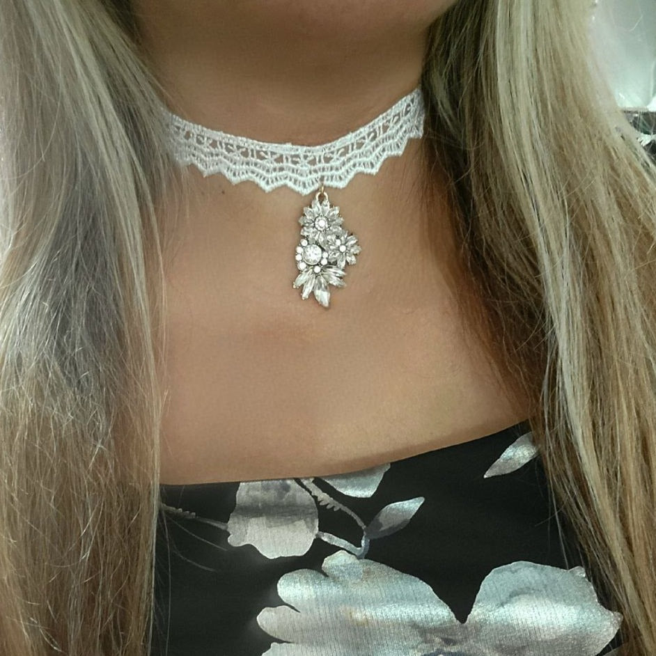 Gargantilla de encaje blanco grueso hecha a mano, accesorio colgante de pedrería floral, joyería elegante para ocasiones formales, versátil y llamativa