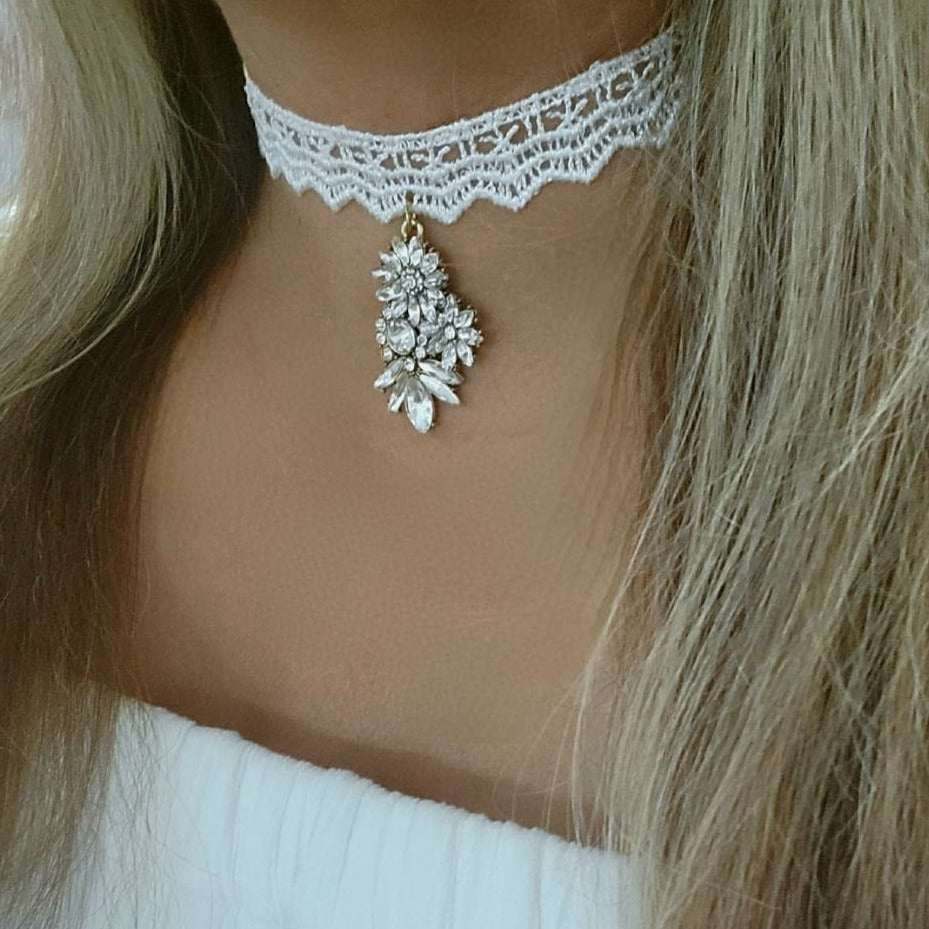 Gargantilla de encaje blanco grueso hecha a mano, accesorio colgante de pedrería floral, joyería elegante para ocasiones formales, versátil y llamativa