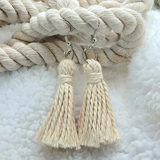 Boucle d’oreille à pompon d’inspiration Boho crème, pendentif en corde torsadée, bijoux textiles fabriqués à la main, accessoire décontracté de tous les jours, léger et élégant