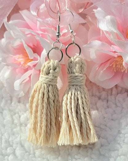 Boucle d’oreille à pompon d’inspiration Boho crème, pendentif en corde torsadée, bijoux textiles fabriqués à la main, accessoire décontracté de tous les jours, léger et élégant