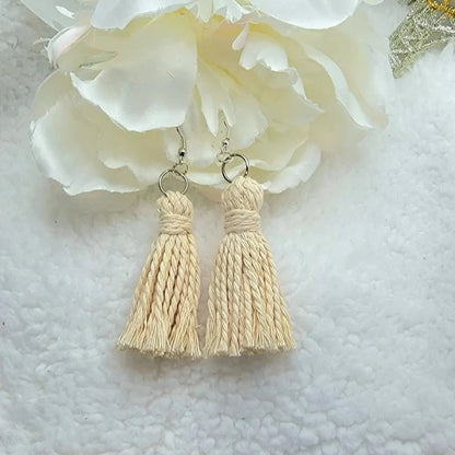 Boucle d’oreille à pompon d’inspiration Boho crème, pendentif en corde torsadée, bijoux textiles fabriqués à la main, accessoire décontracté de tous les jours, léger et élégant