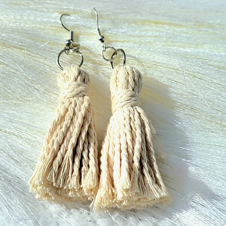 Boucle d’oreille à pompon d’inspiration Boho crème, pendentif en corde torsadée, bijoux textiles fabriqués à la main, accessoire décontracté de tous les jours, léger et élégant