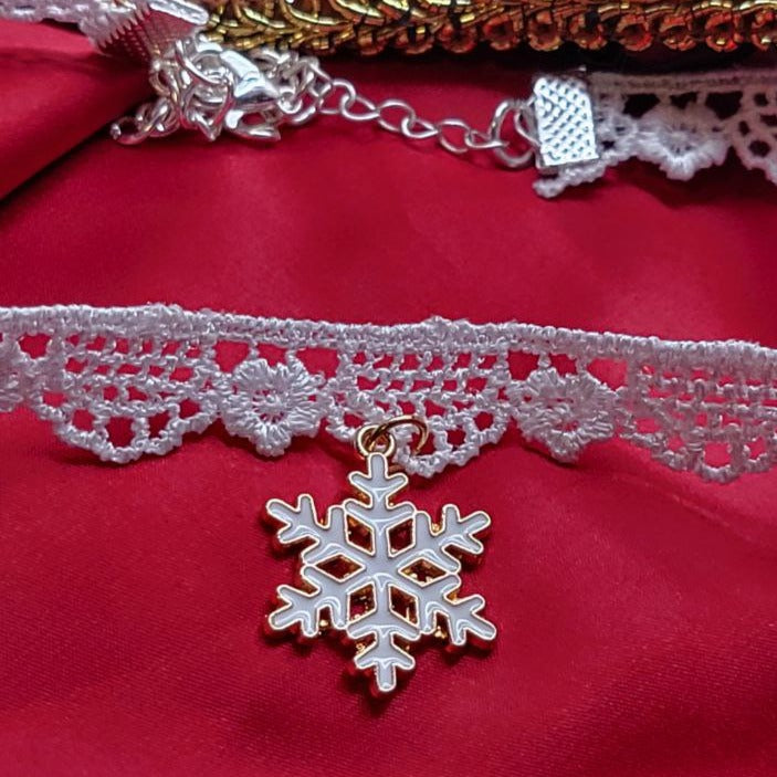 Copo de nieve blanco en delicada gargantilla de encaje blanco, colgante festivo dorado y blanco, joyería de declaración navideña, accesorio de invierno encantadoramente elegante