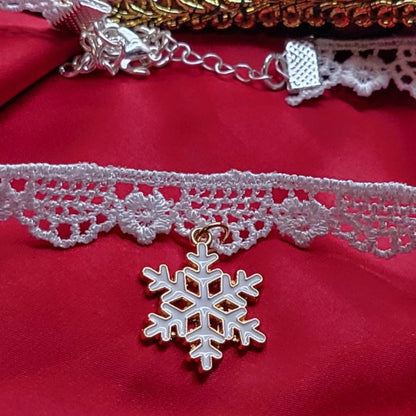 Flocon de neige blanc sur choker en dentelle blanche délicate, pendentif festif or et blanc, bijoux de déclaration de vacances, accessoire d’hiver enchanteur et élégant