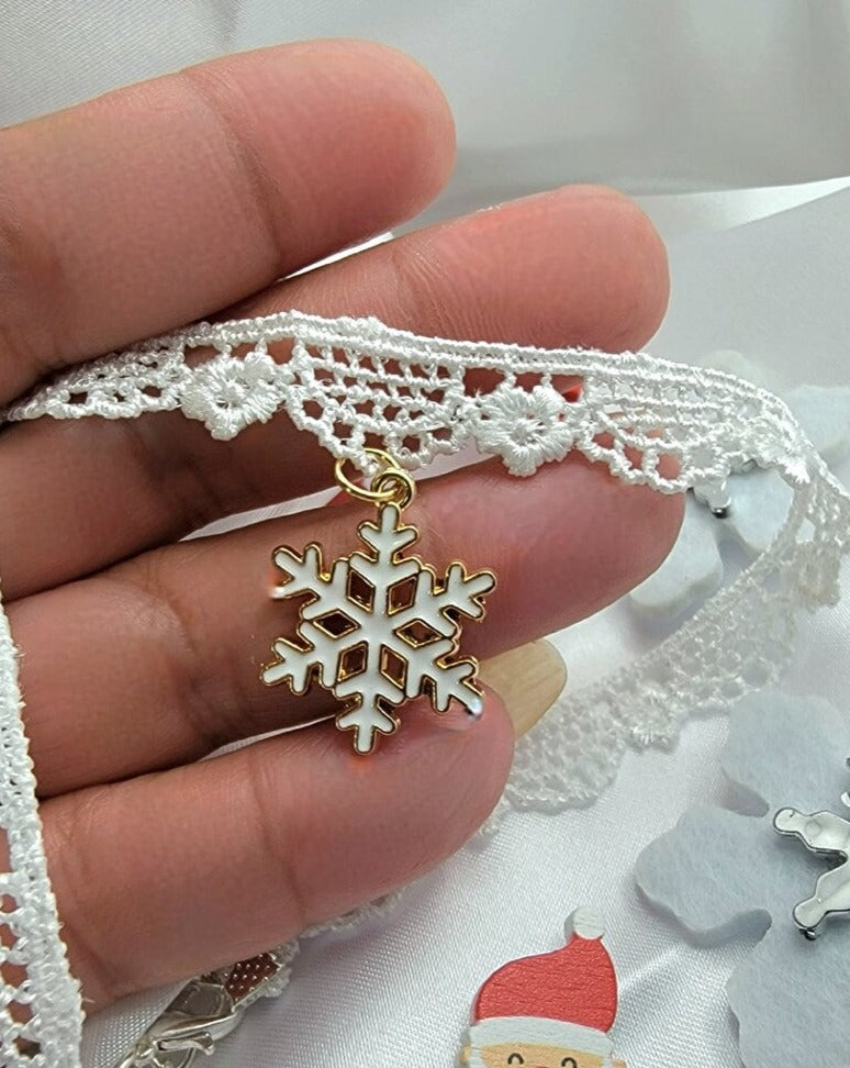 Flocon de neige blanc sur choker en dentelle blanche délicate, pendentif festif or et blanc, bijoux de déclaration de vacances, accessoire d’hiver enchanteur et élégant