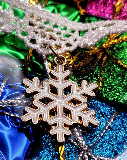 Copo de nieve blanco en delicada gargantilla de encaje blanco, colgante festivo dorado y blanco, joyería de declaración navideña, accesorio de invierno encantadoramente elegante