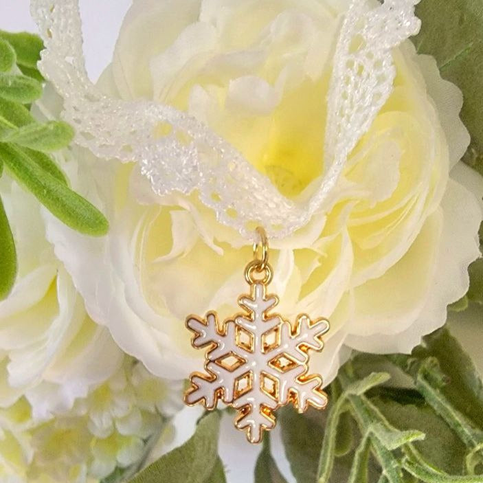 Copo de nieve blanco en delicada gargantilla de encaje blanco, colgante festivo dorado y blanco, joyería de declaración navideña, accesorio de invierno encantadoramente elegante