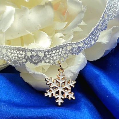 Copo de nieve blanco en delicada gargantilla de encaje blanco, colgante festivo dorado y blanco, joyería de declaración navideña, accesorio de invierno encantadoramente elegante