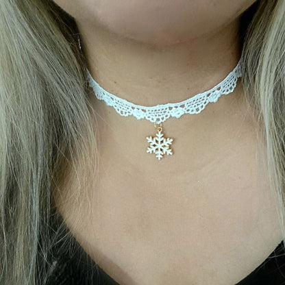 Copo de nieve blanco en delicada gargantilla de encaje blanco, colgante festivo dorado y blanco, joyería de declaración navideña, accesorio de invierno encantadoramente elegante