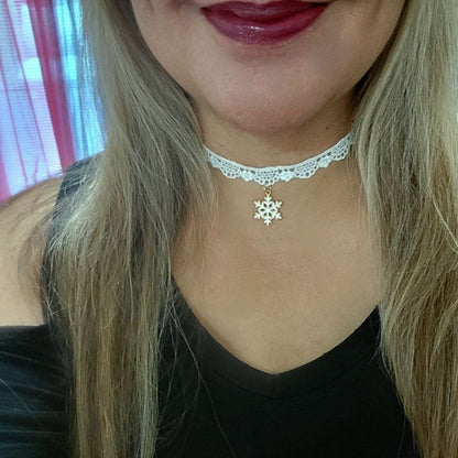 Flocon de neige blanc sur choker en dentelle blanche délicate, pendentif festif or et blanc, bijoux de déclaration de vacances, accessoire d’hiver enchanteur et élégant