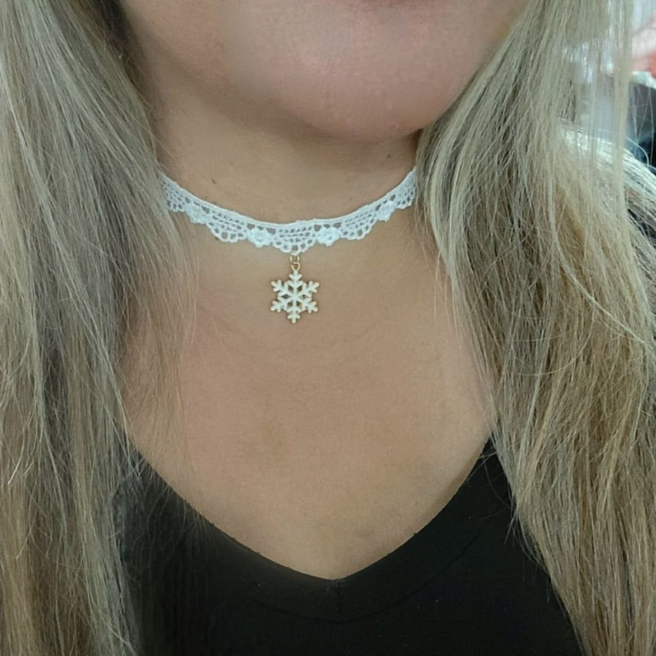 Copo de nieve blanco en delicada gargantilla de encaje blanco, colgante festivo dorado y blanco, joyería de declaración navideña, accesorio de invierno encantadoramente elegante