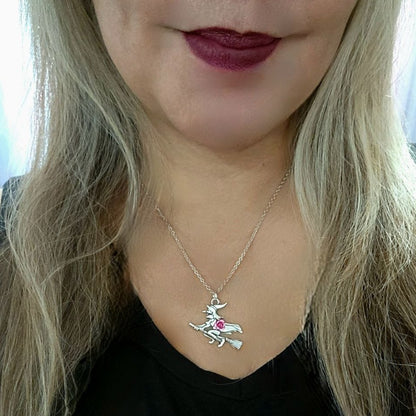 Beauté envoûtante sur collier de manche à balai, enchanteresse avec détail de rose 3D, pendentif mystique unique à usage quotidien, bijoux de sorcière en acier inoxydable