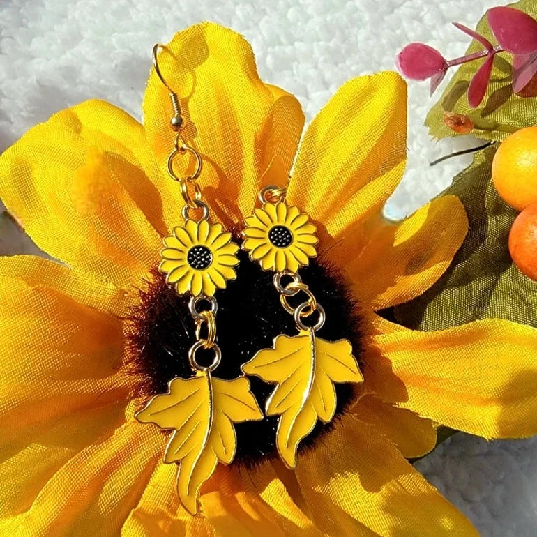 Pendiente de hoja de arce amarilla y girasol amarillo, colgante de hoja delicada, joyería amante de la naturaleza, joyería de otoño, diseño inspirado en la naturaleza, moda de otoño