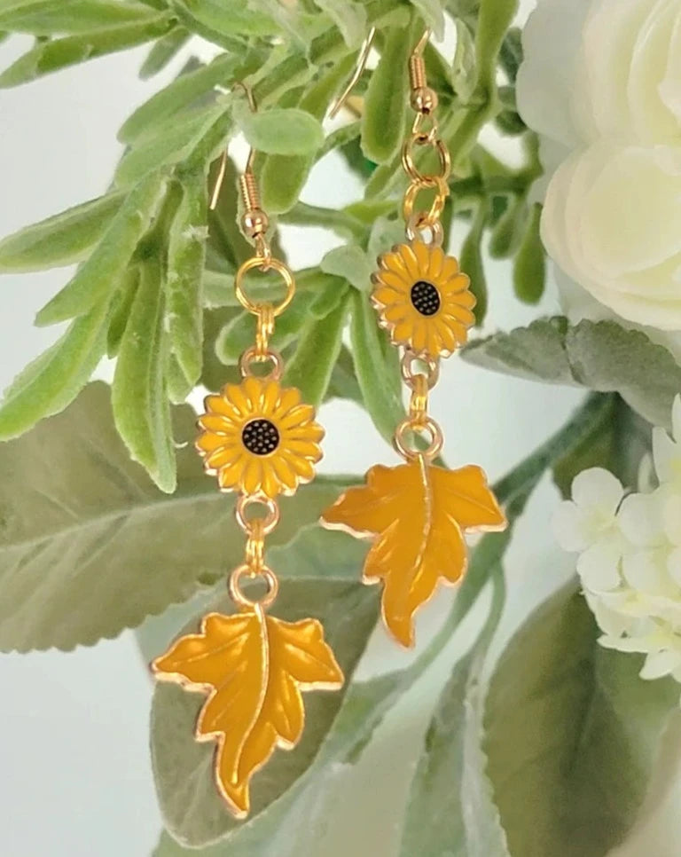 Pendiente de hoja de arce amarilla y girasol amarillo, colgante de hoja delicada, joyería amante de la naturaleza, joyería de otoño, diseño inspirado en la naturaleza, moda de otoño