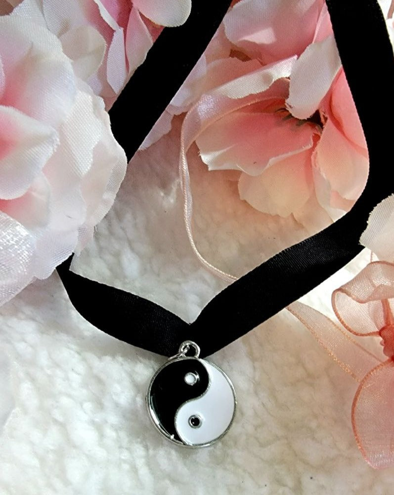 Yin Yang Velvet Choker, Kung Fu Necklace, Unisex Collar, Minimalist Jewelry, Harmony & Balance, Symbolic Accessory, Peace Love Energy