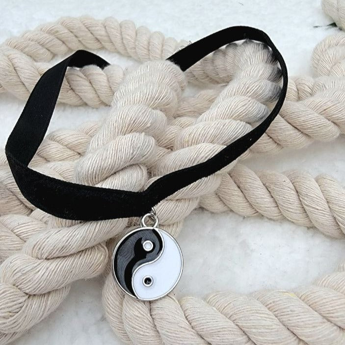 Yin Yang Velvet Choker, Collier Kung Fu, Collier Unisexe, Bijoux Minimalistes, Harmonie &amp;Équilibre, Accessoire Symbolique, Peace Love Energy