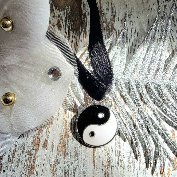 Yin Yang Velvet Choker, Kung Fu Necklace, Unisex Collar, Minimalist Jewelry, Harmony & Balance, Symbolic Accessory, Peace Love Energy