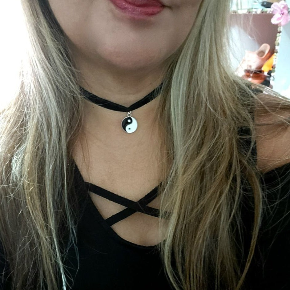 Yin Yang Velvet Choker, Collier Kung Fu, Collier Unisexe, Bijoux Minimalistes, Harmonie &amp;Équilibre, Accessoire Symbolique, Peace Love Energy