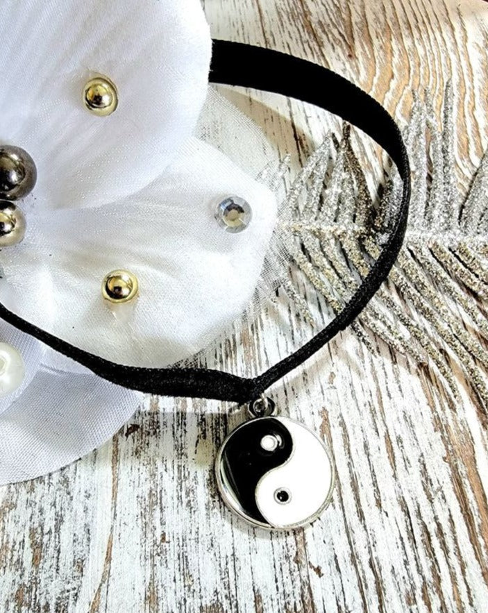 Yin Yang Velvet Choker, Kung Fu Necklace, Unisex Collar, Minimalist Jewelry, Harmony & Balance, Symbolic Accessory, Peace Love Energy