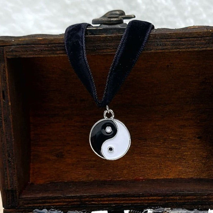 Yin Yang Velvet Choker, Kung Fu Necklace, Unisex Collar, Minimalist Jewelry, Harmony & Balance, Symbolic Accessory, Peace Love Energy