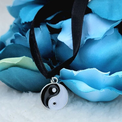 Gargantilla de terciopelo Yin Yang, Collar Kung Fu, Collar unisex, Joyería minimalista, Armonía y equilibrio, Accesorio simbólico, Energía de amor de paz