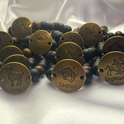 Pulsera atemporal hecha a mano con signos del zodíaco, la moda celestial se une al encanto cósmico, cuentas en tonos tierra con ónix mate y vibraciones místicas