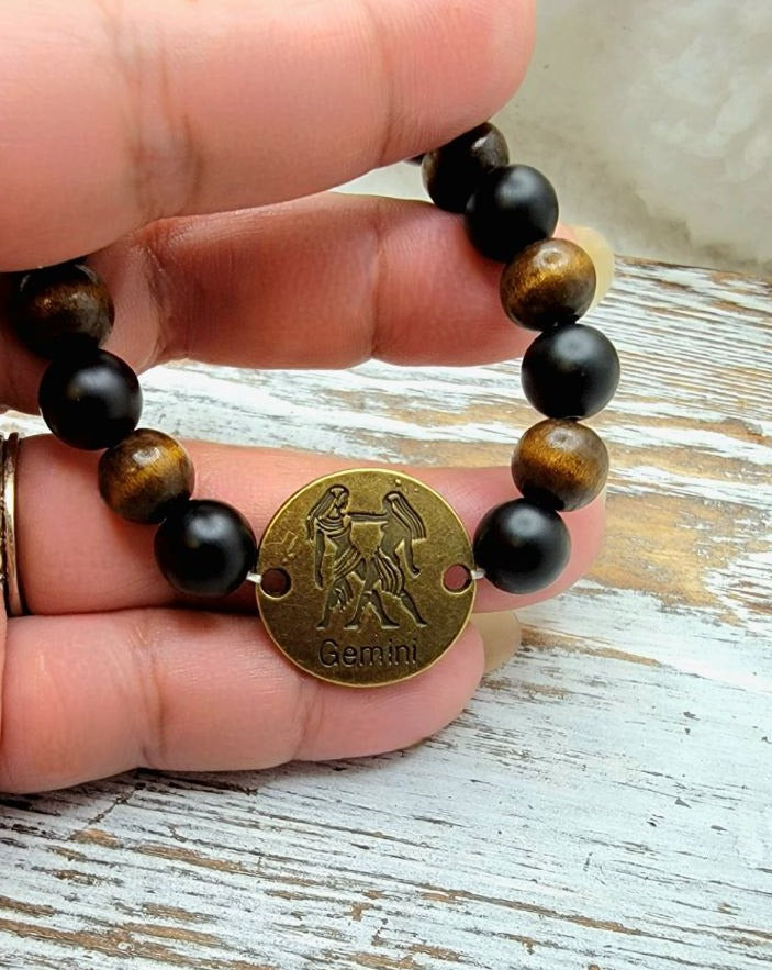 Pulsera atemporal hecha a mano con signos del zodíaco, la moda celestial se une al encanto cósmico, cuentas en tonos tierra con ónix mate y vibraciones místicas